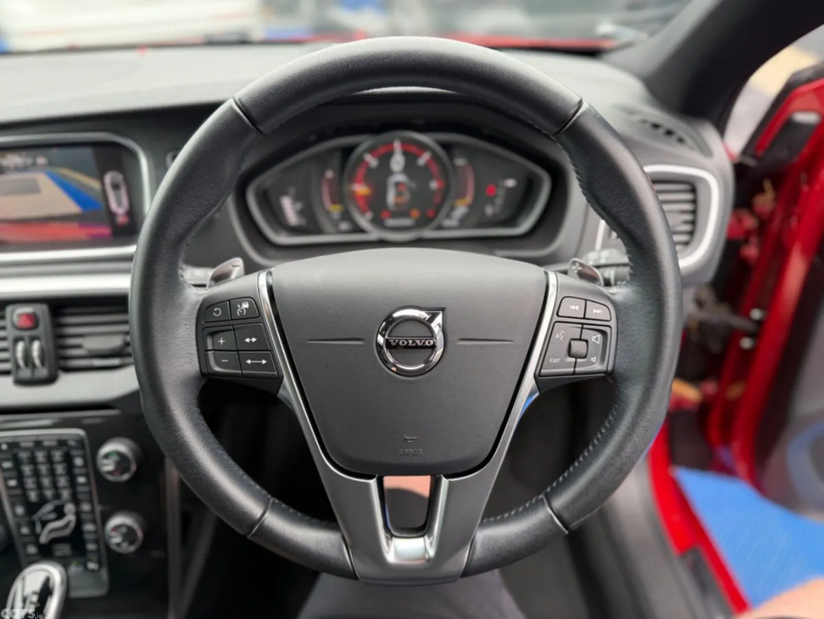 Volvo V40 Hatchback, Diesel, 2019, Red