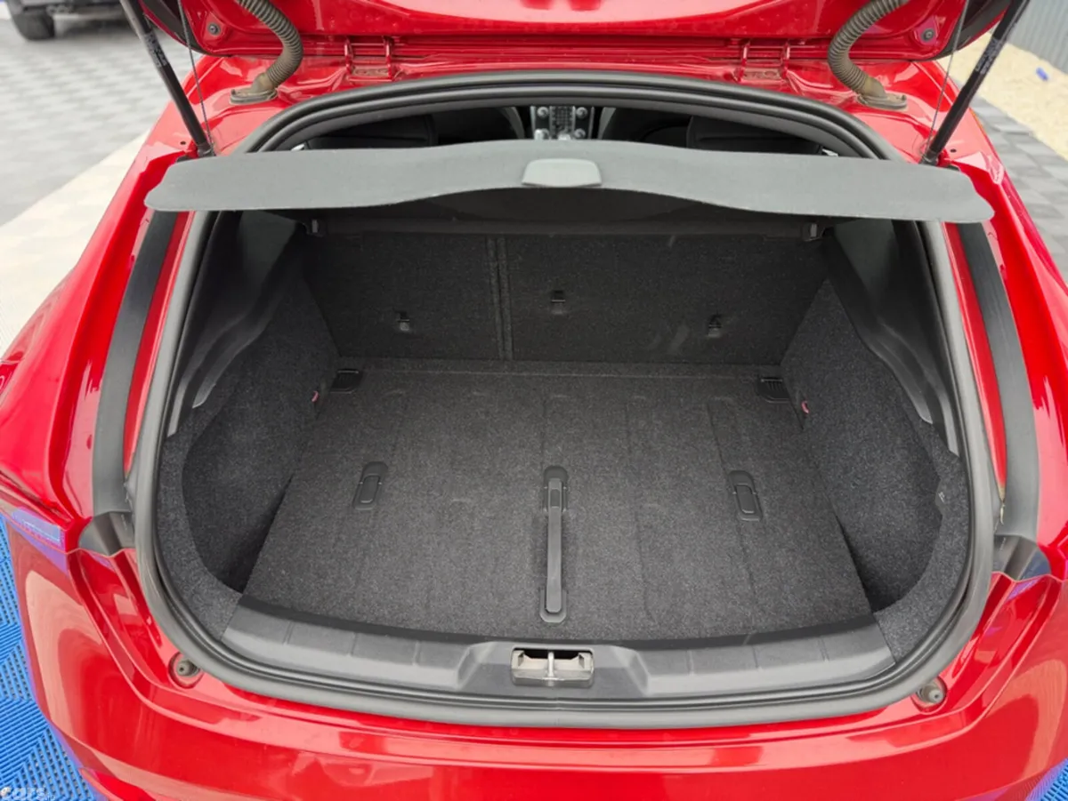 Volvo V40 Hatchback, Diesel, 2019, Red