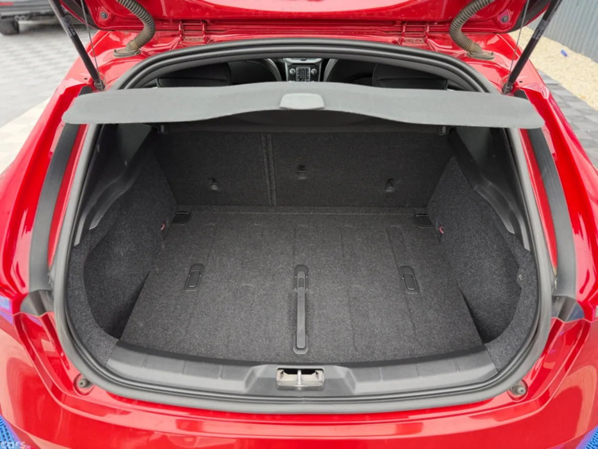 Volvo V40 Hatchback, Diesel, 2019, Red