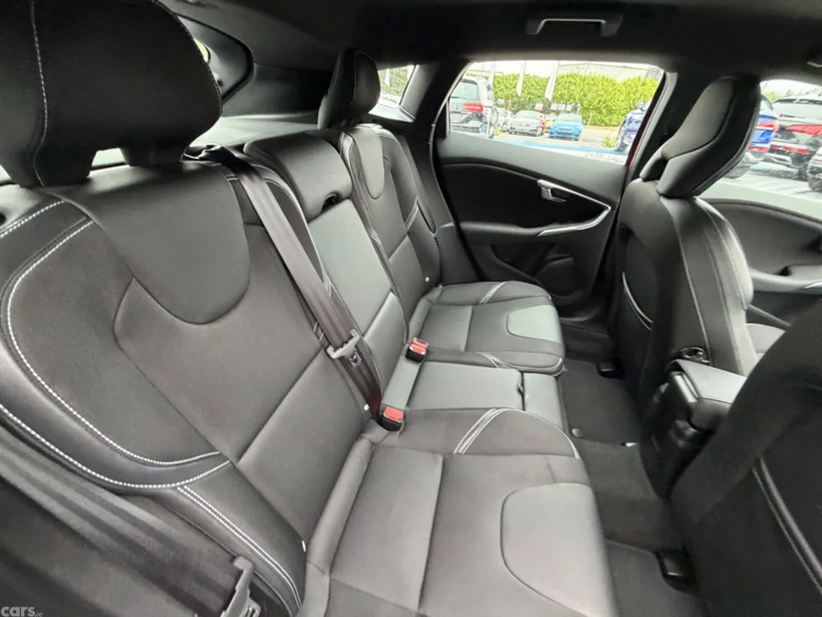 Volvo V40 Hatchback, Diesel, 2019, Red
