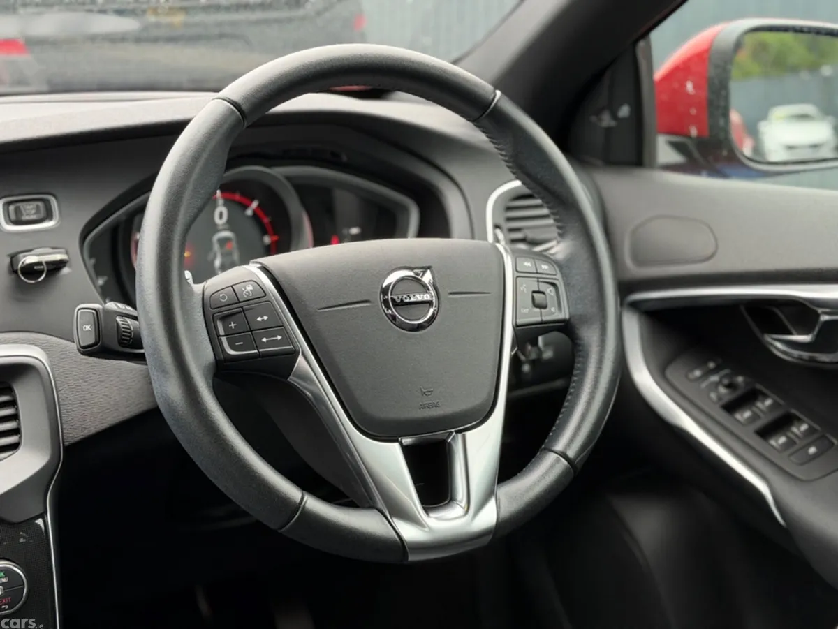 Volvo V40 Hatchback, Diesel, 2019, Red