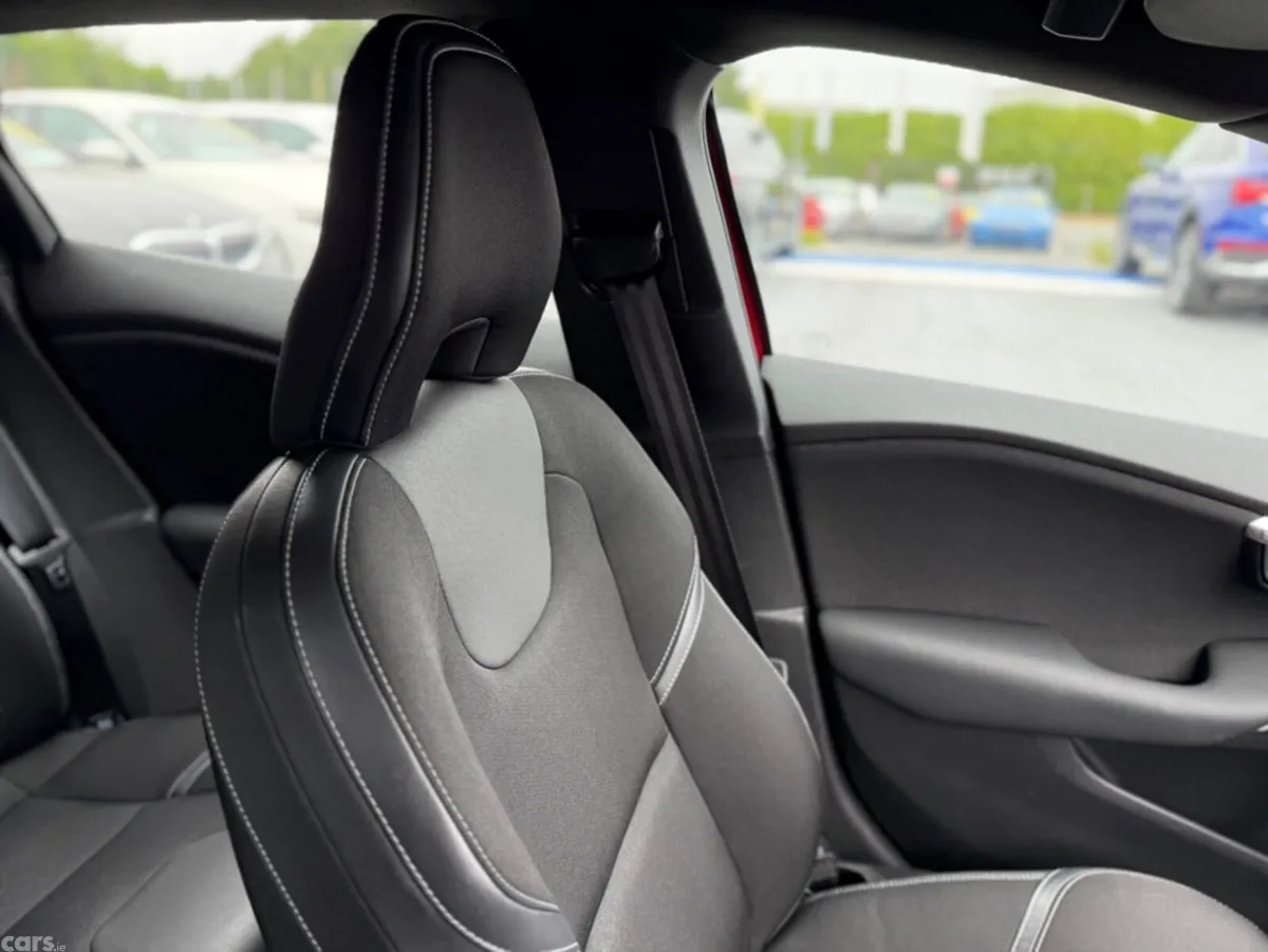Volvo V40 Hatchback, Diesel, 2019, Red