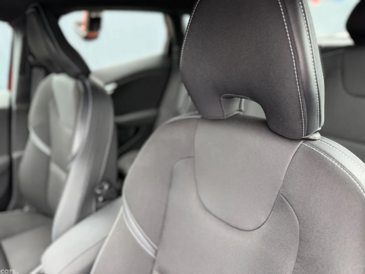 Volvo V40 Hatchback, Diesel, 2019, Red