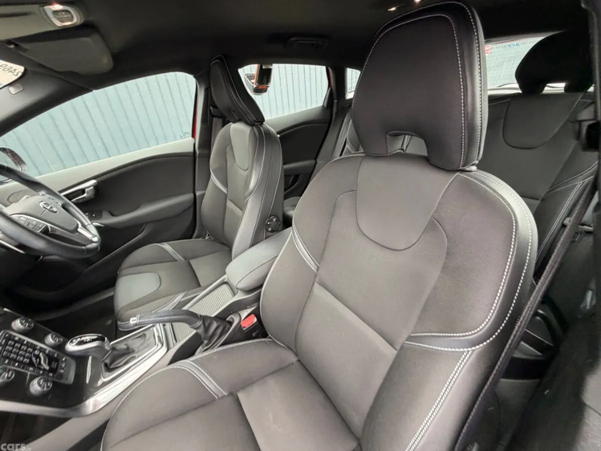 Volvo V40 Hatchback, Diesel, 2019, Red
