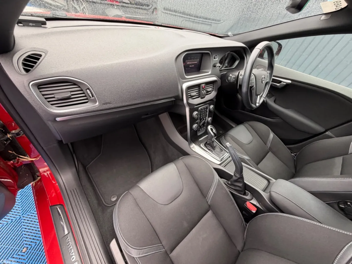 Volvo V40 Hatchback, Diesel, 2019, Red
