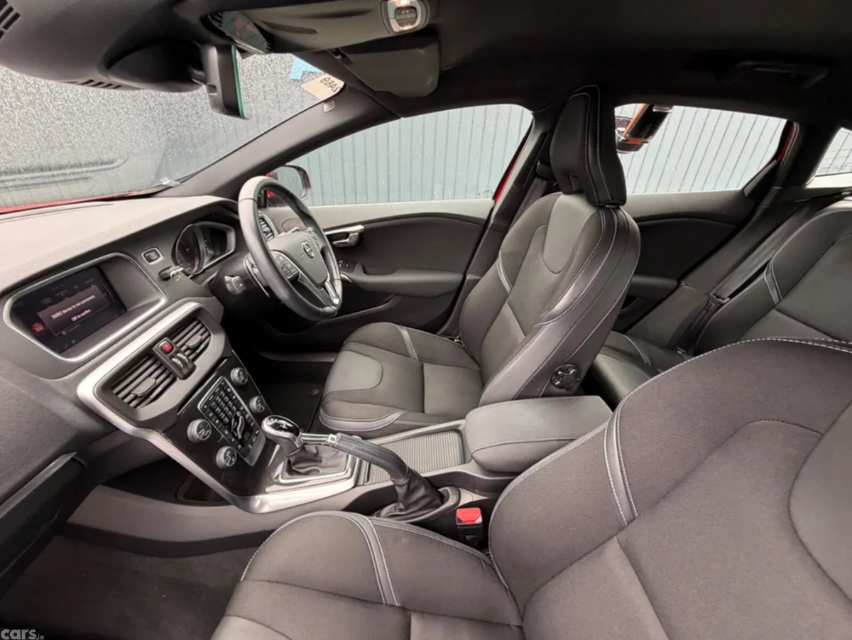 Volvo V40 Hatchback, Diesel, 2019, Red