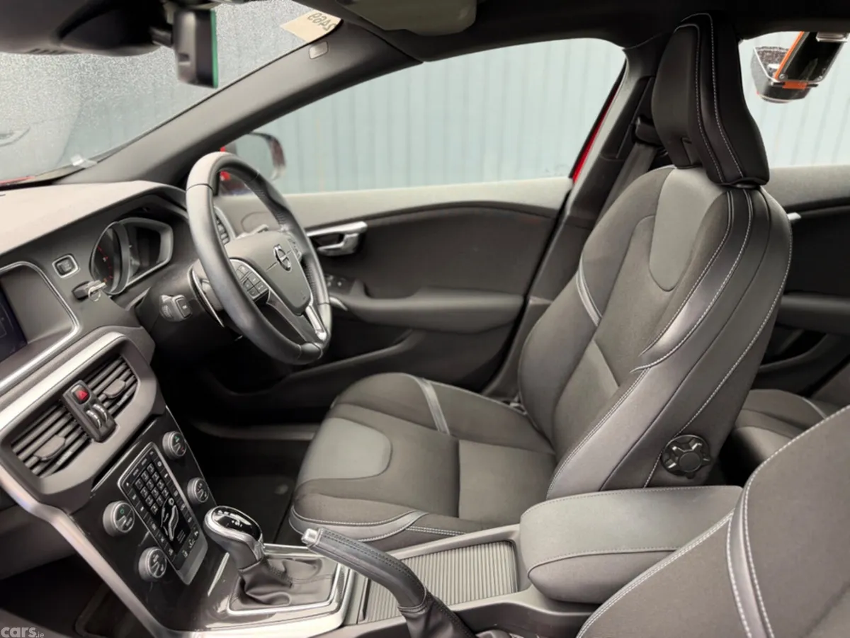 Volvo V40 Hatchback, Diesel, 2019, Red