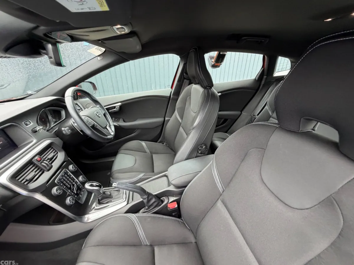 Volvo V40 Hatchback, Diesel, 2019, Red