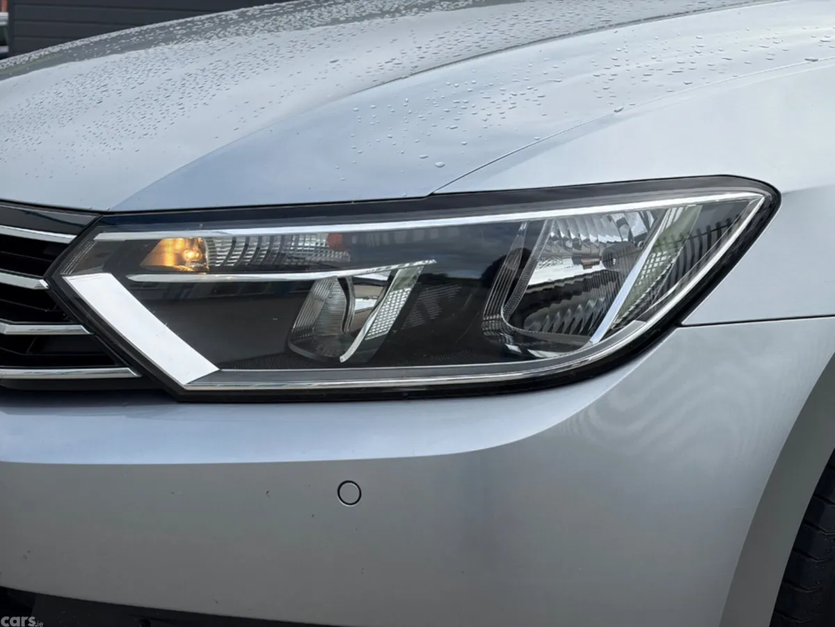Volkswagen Passat Saloon, Diesel, 2019, Grey