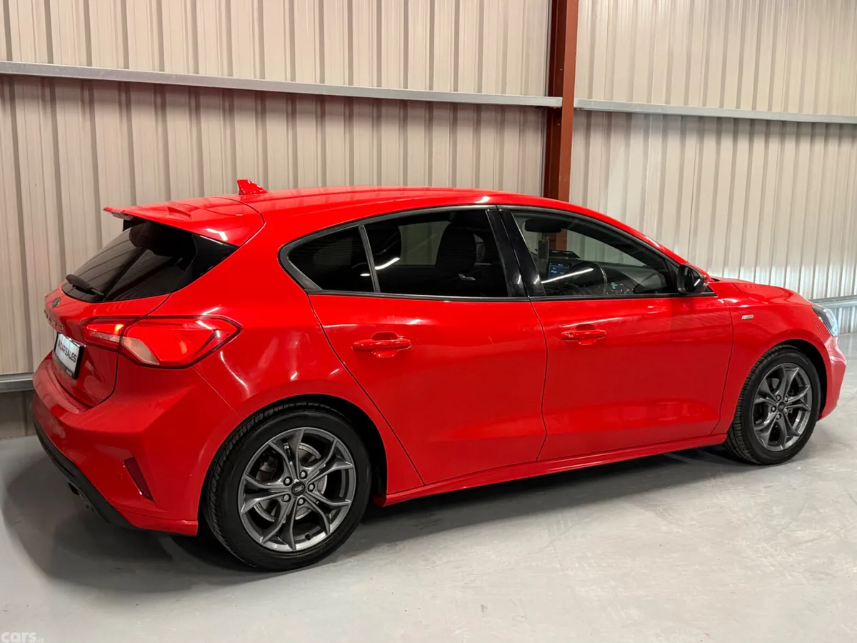 Ford Focus Hatchback, Diesel, 2020, Red