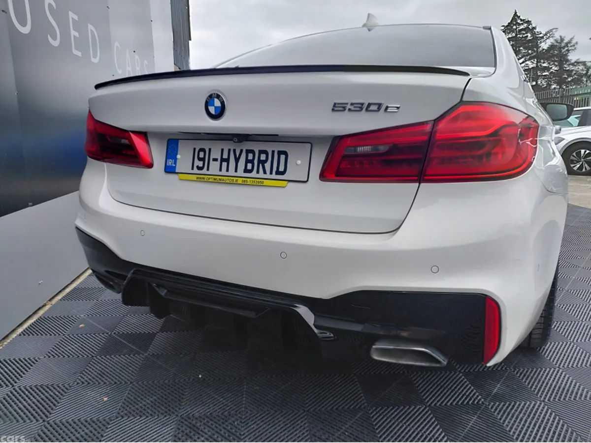 BMW 5-Series Saloon, Petrol Hybrid, 2019, White