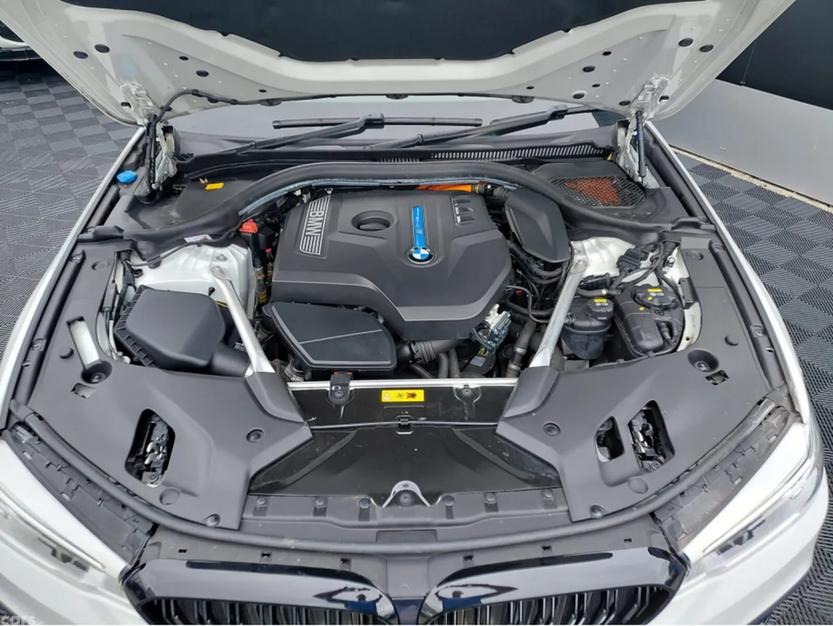 BMW 5-Series Saloon, Petrol Hybrid, 2019, White