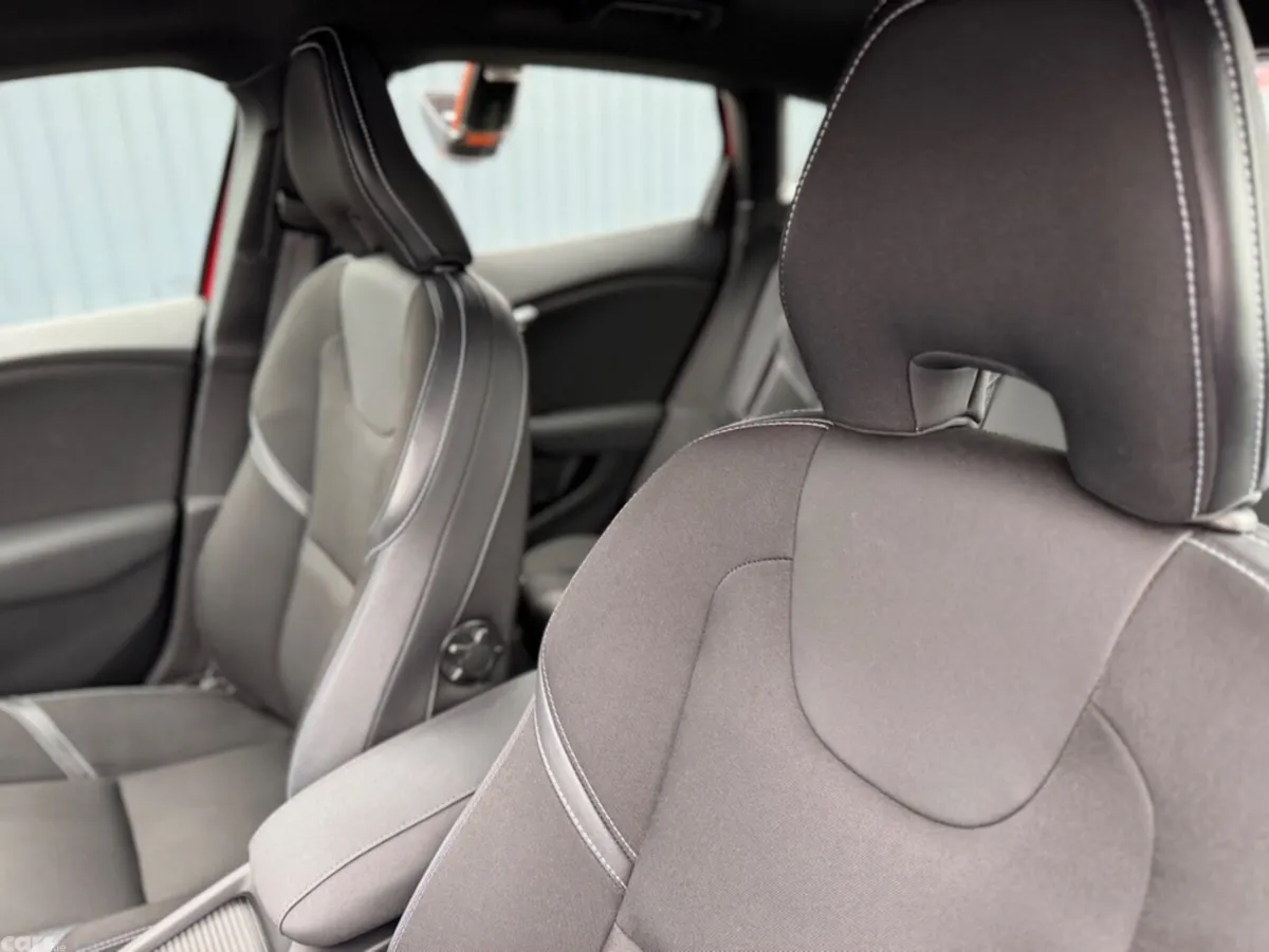 Volvo V40 Hatchback, Diesel, 2019, Red