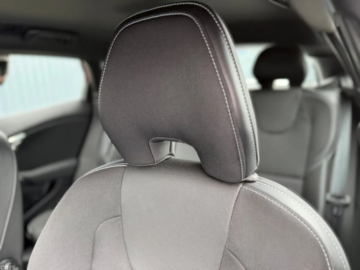 Volvo V40 Hatchback, Diesel, 2019, Red