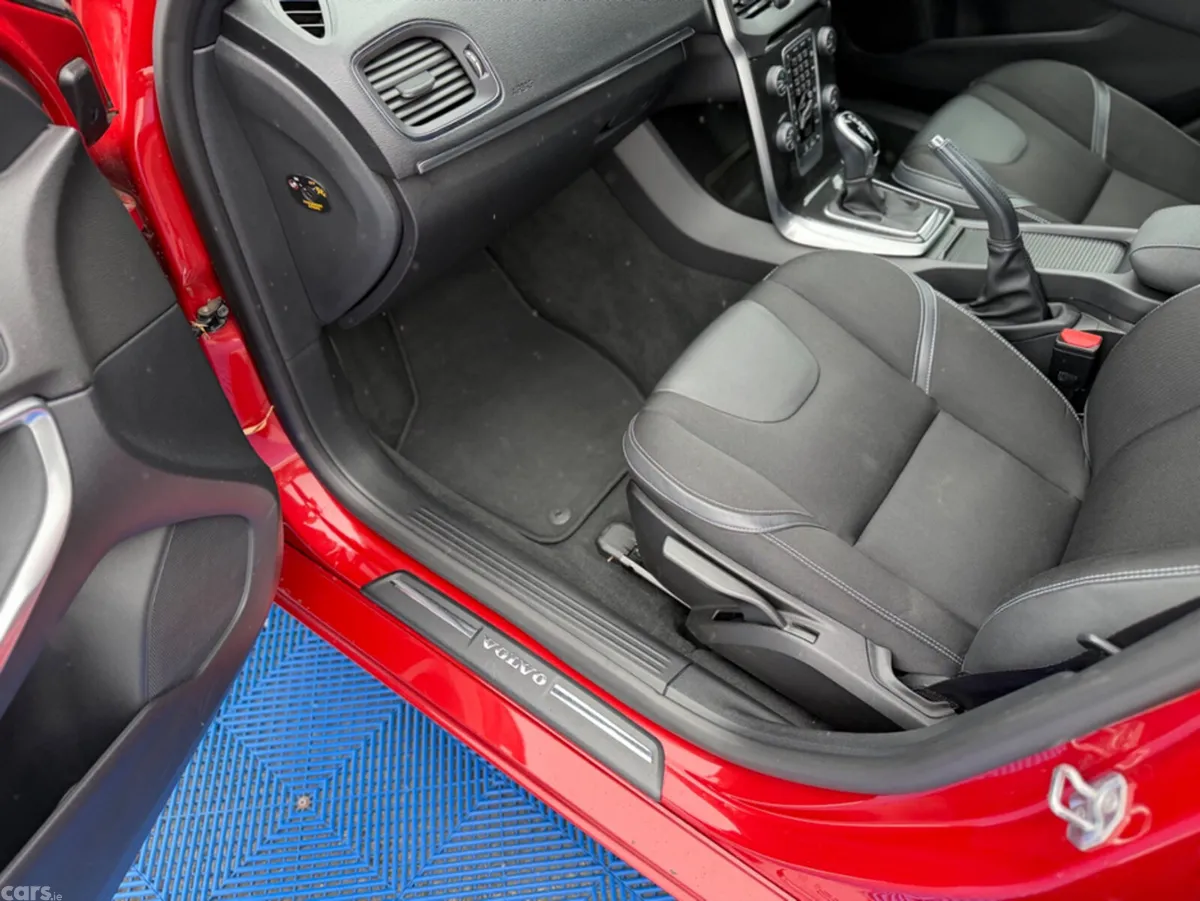 Volvo V40 Hatchback, Diesel, 2019, Red
