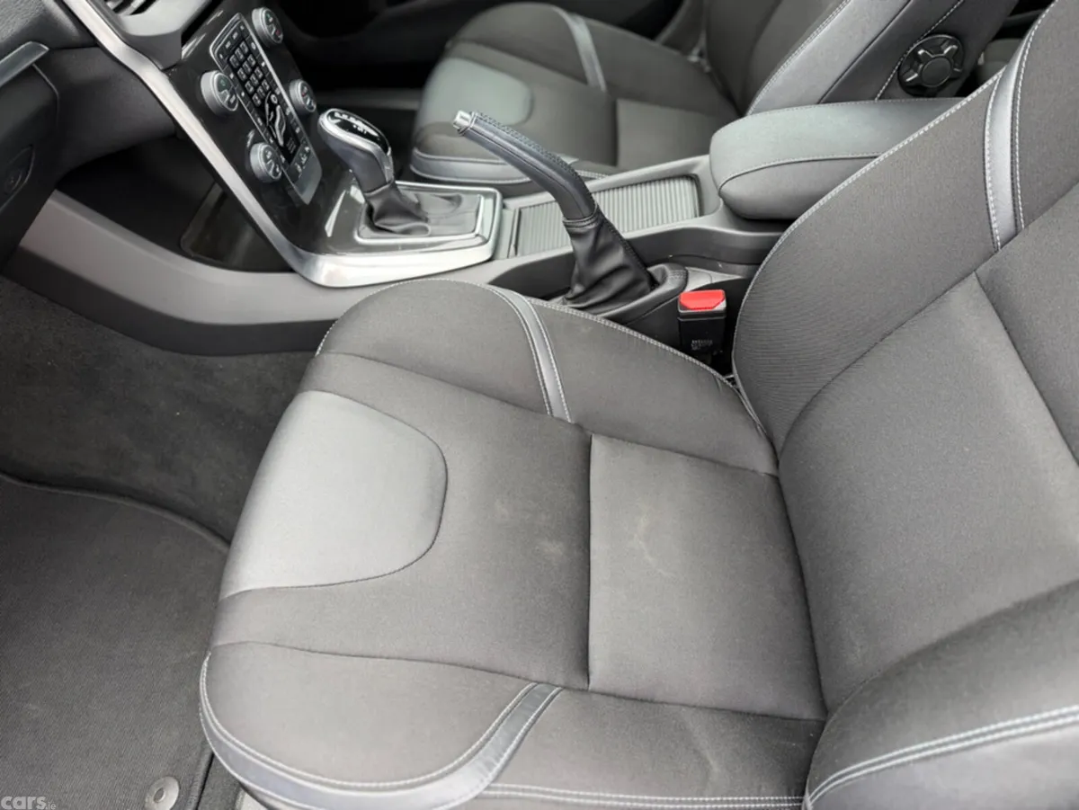 Volvo V40 Hatchback, Diesel, 2019, Red