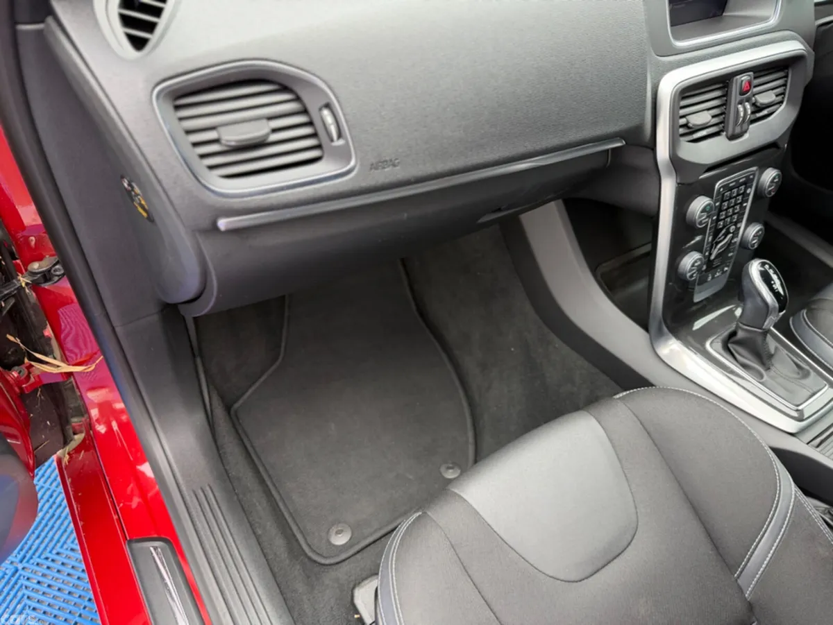 Volvo V40 Hatchback, Diesel, 2019, Red