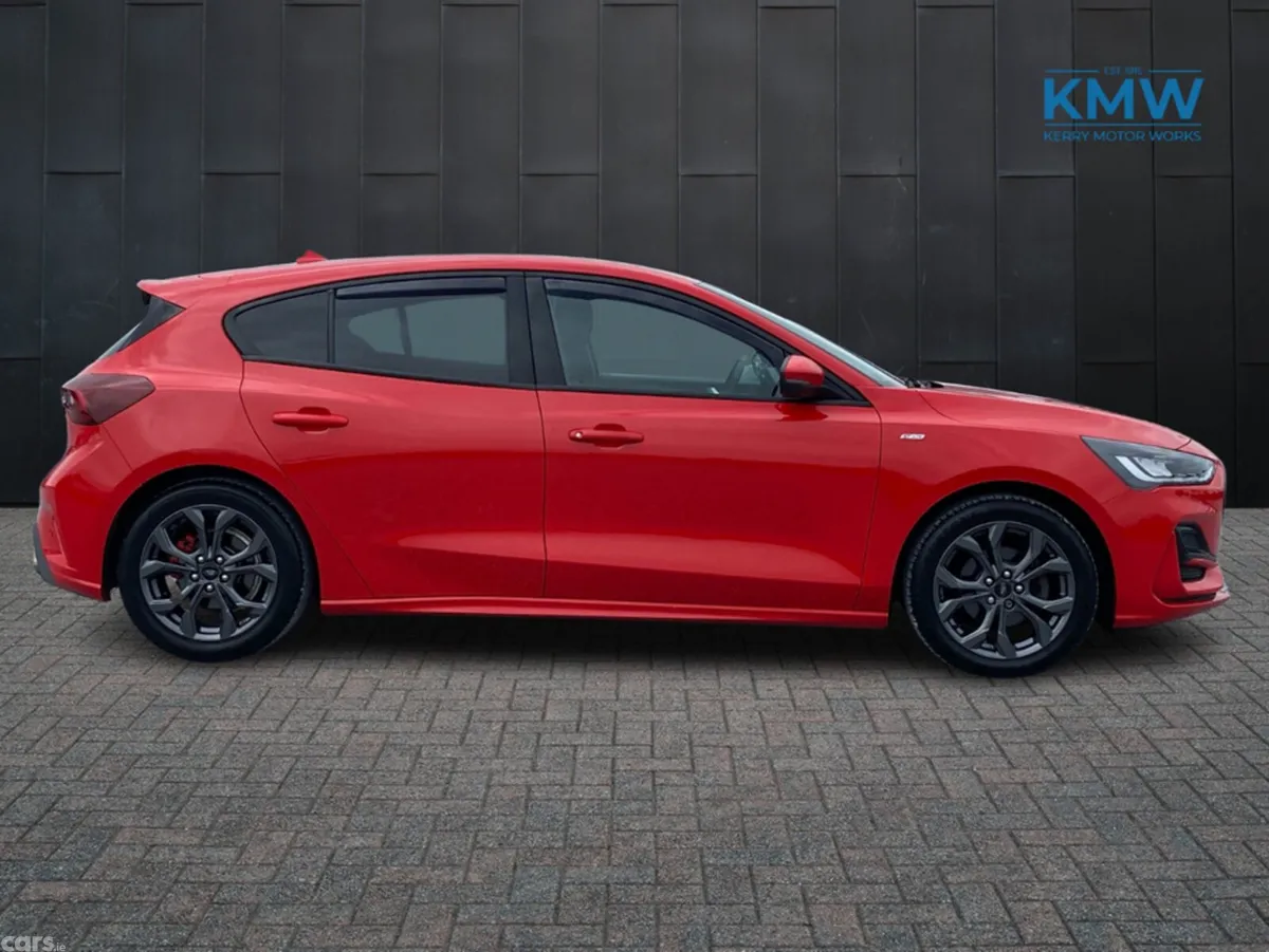 Ford Focus Hatchback, Petrol, 2022, Red