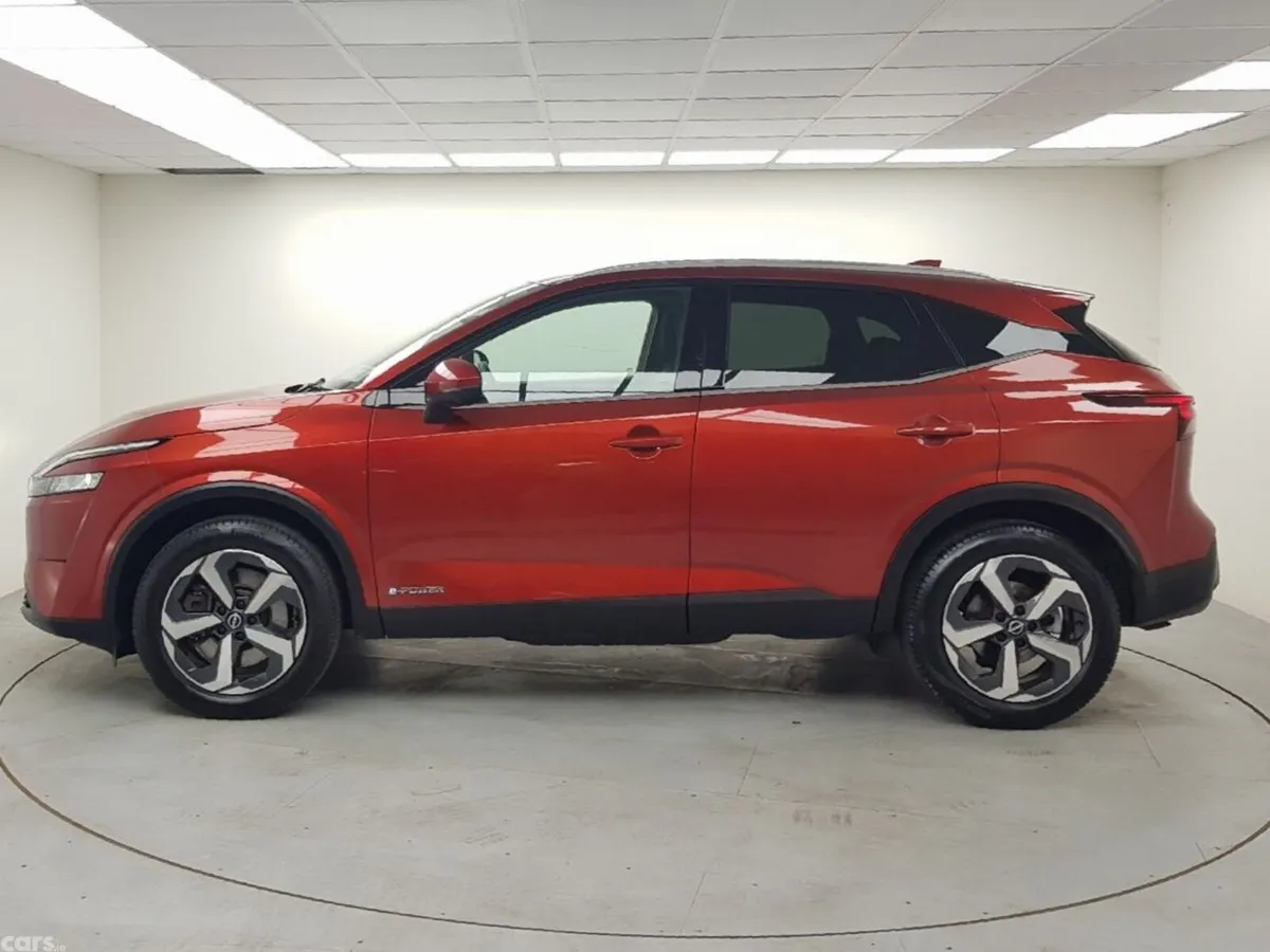 Nissan Qashqai MPV, Petrol, 2023, Red