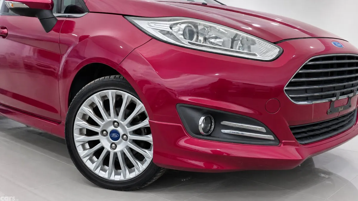Ford Fiesta Hatchback, Petrol, 2014, Red