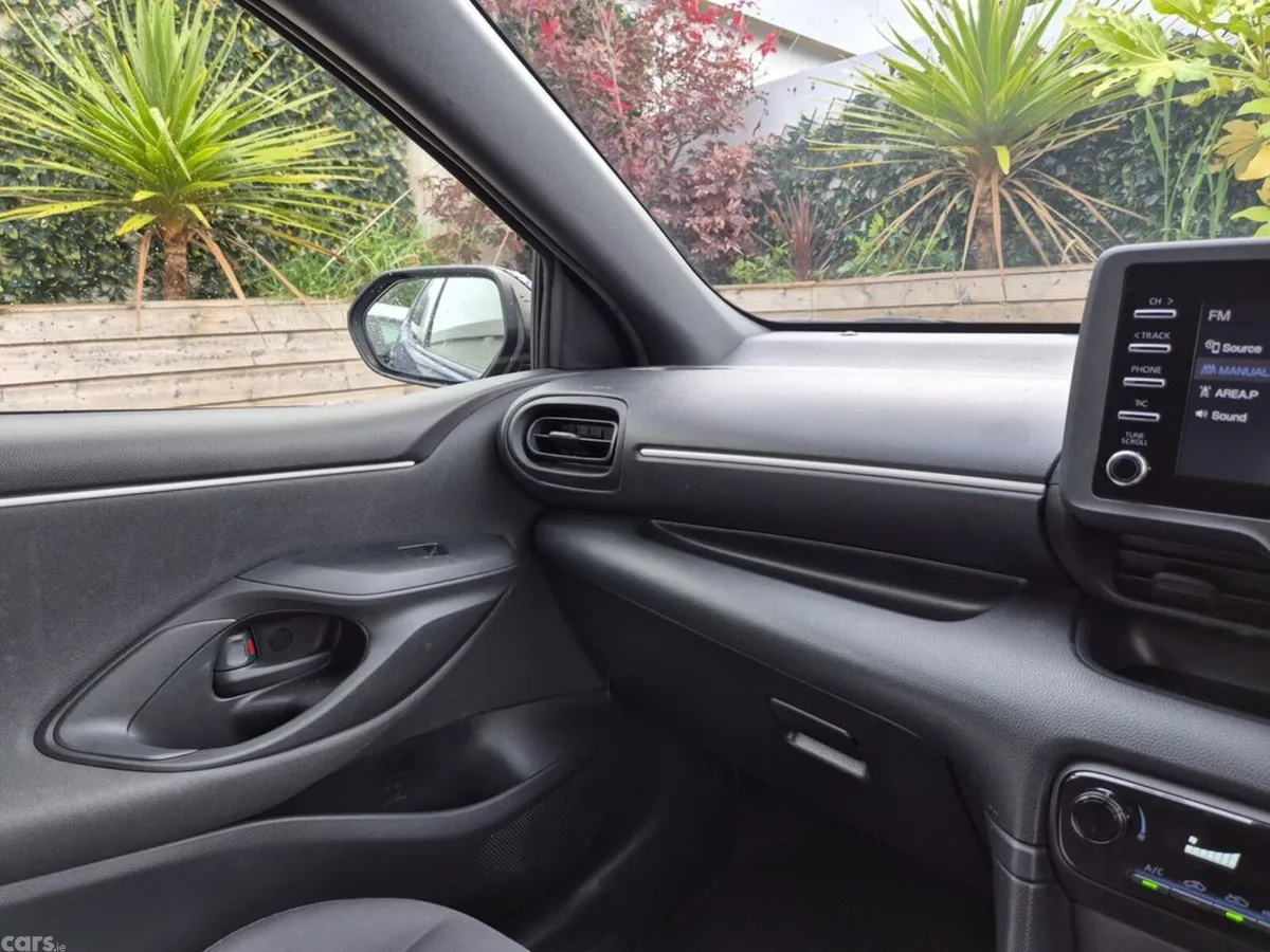 Toyota Yaris Hatchback, Petrol Hybrid, 2022, Blue