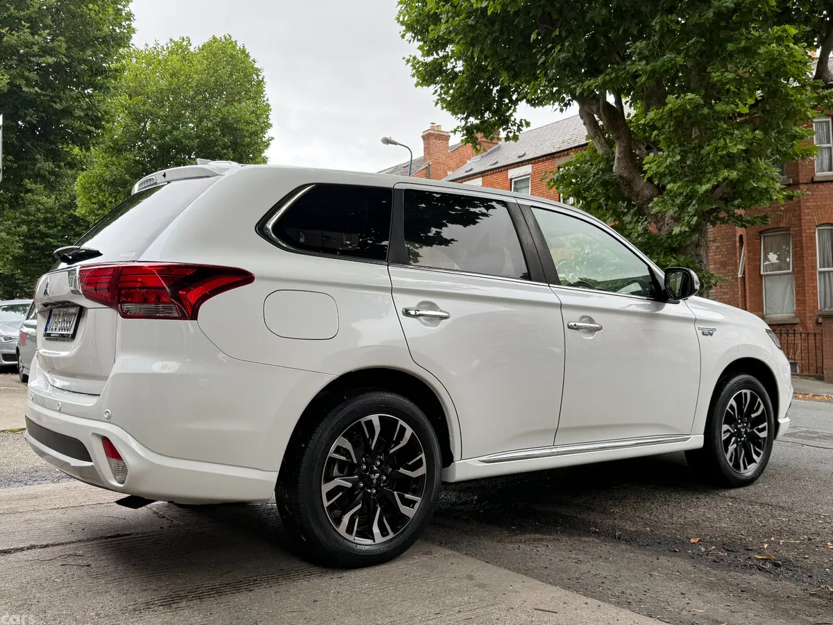 Mitsubishi Outlander SUV, Petrol Plug-in Hybrid, 2017, White