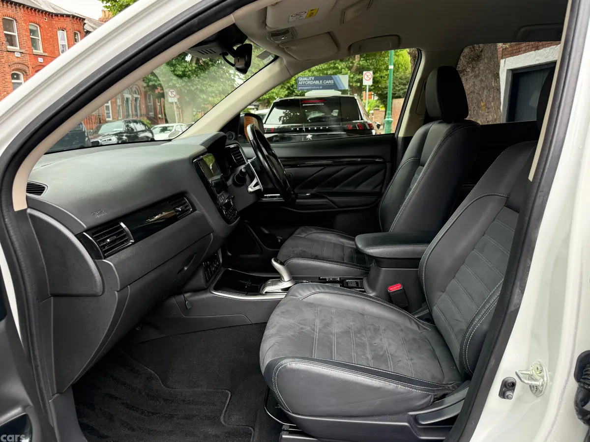 Mitsubishi Outlander SUV, Petrol Plug-in Hybrid, 2017, White