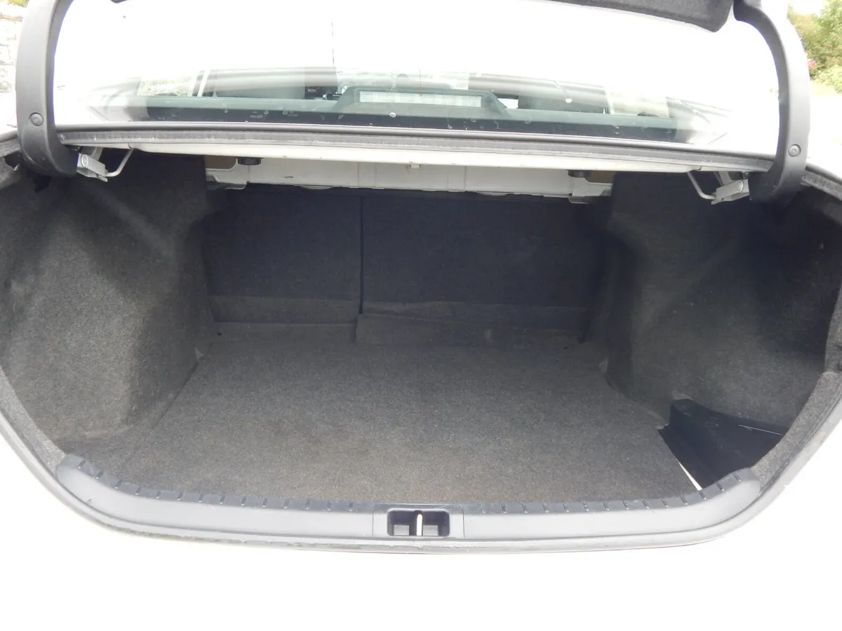 Toyota Corolla Saloon, Diesel, 2015, White