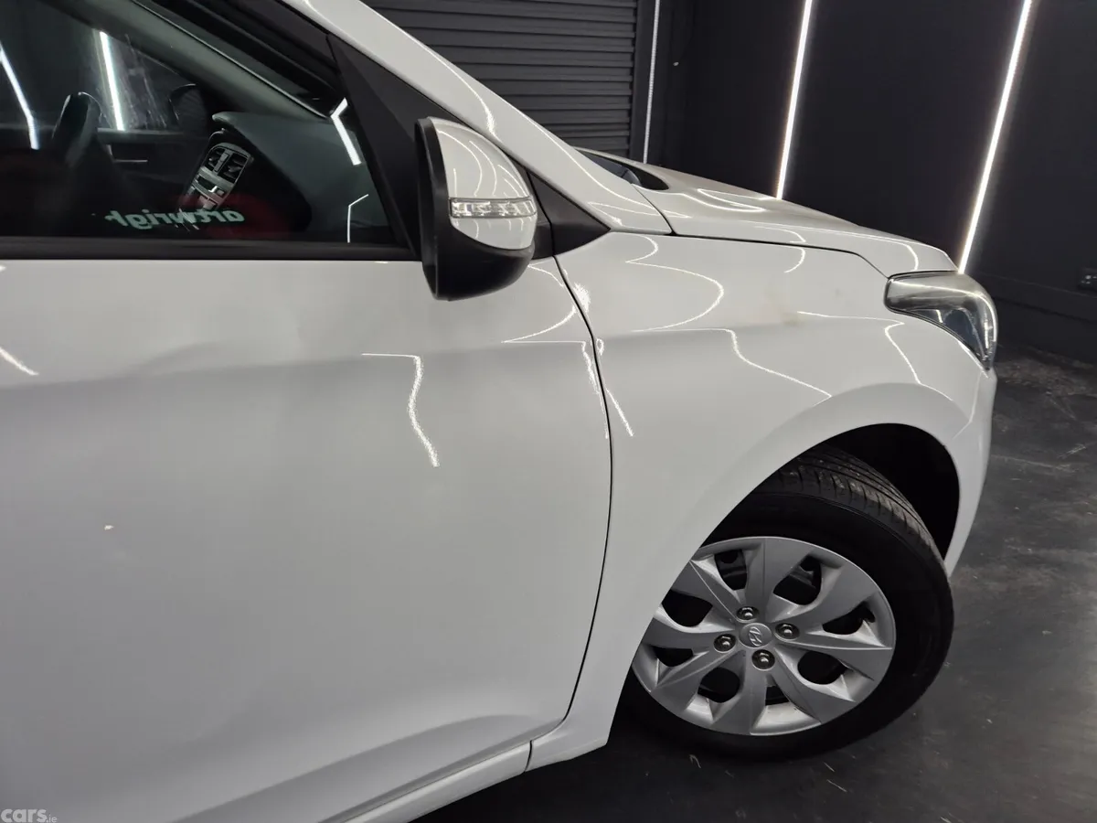 Hyundai i20 Hatchback, Petrol, 2017, White