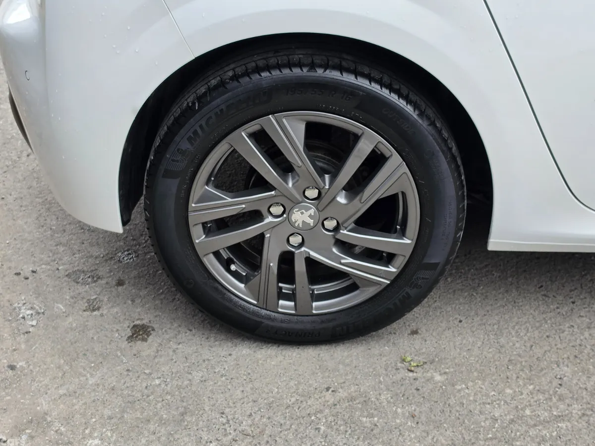 Peugeot 208 Hatchback, Petrol, 2022, White