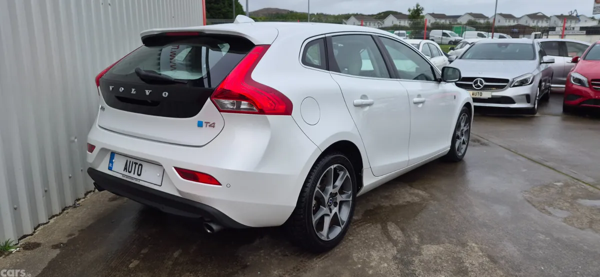 Volvo V40 Hatchback, Petrol, 2015, White