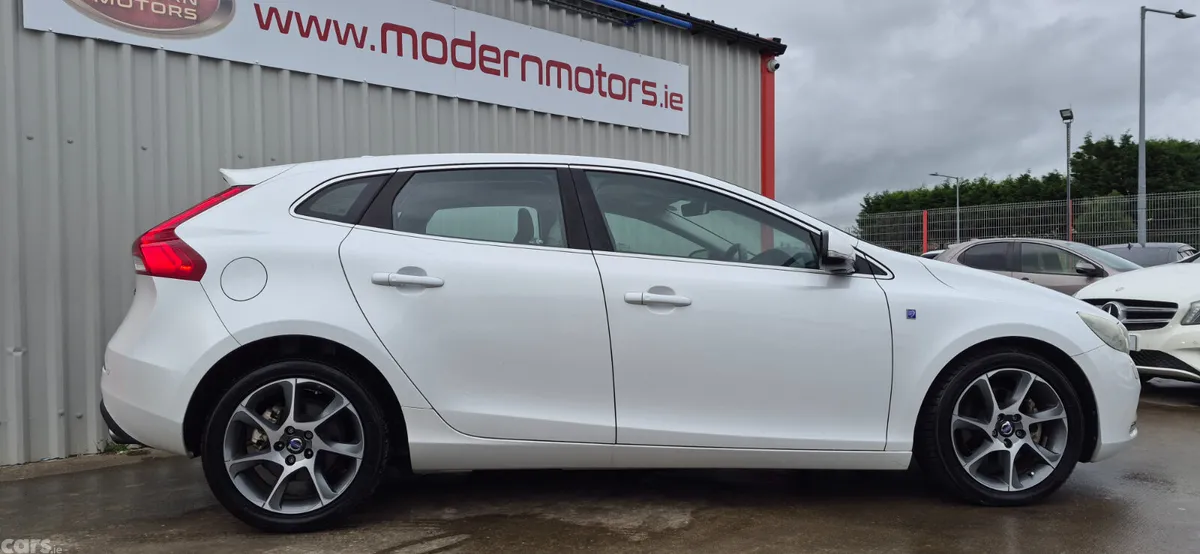 Volvo V40 Hatchback, Petrol, 2015, White