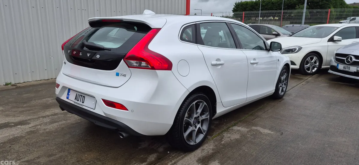 Volvo V40 Hatchback, Petrol, 2015, White