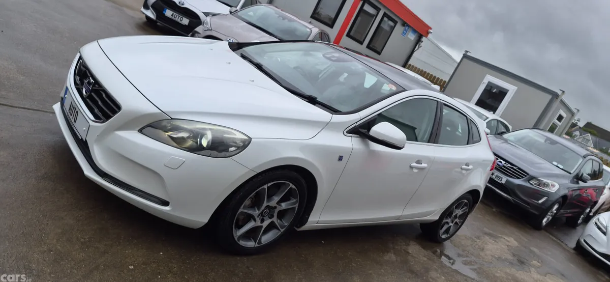 Volvo V40 Hatchback, Petrol, 2015, White