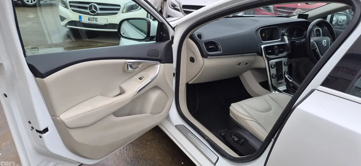 Volvo V40 Hatchback, Petrol, 2015, White