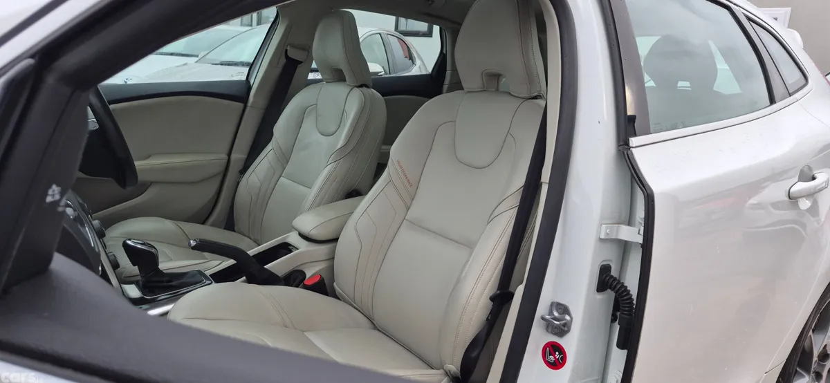 Volvo V40 Hatchback, Petrol, 2015, White