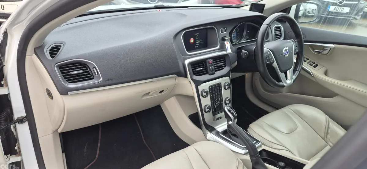 Volvo V40 Hatchback, Petrol, 2015, White