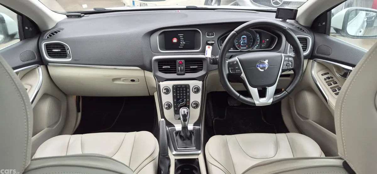 Volvo V40 Hatchback, Petrol, 2015, White