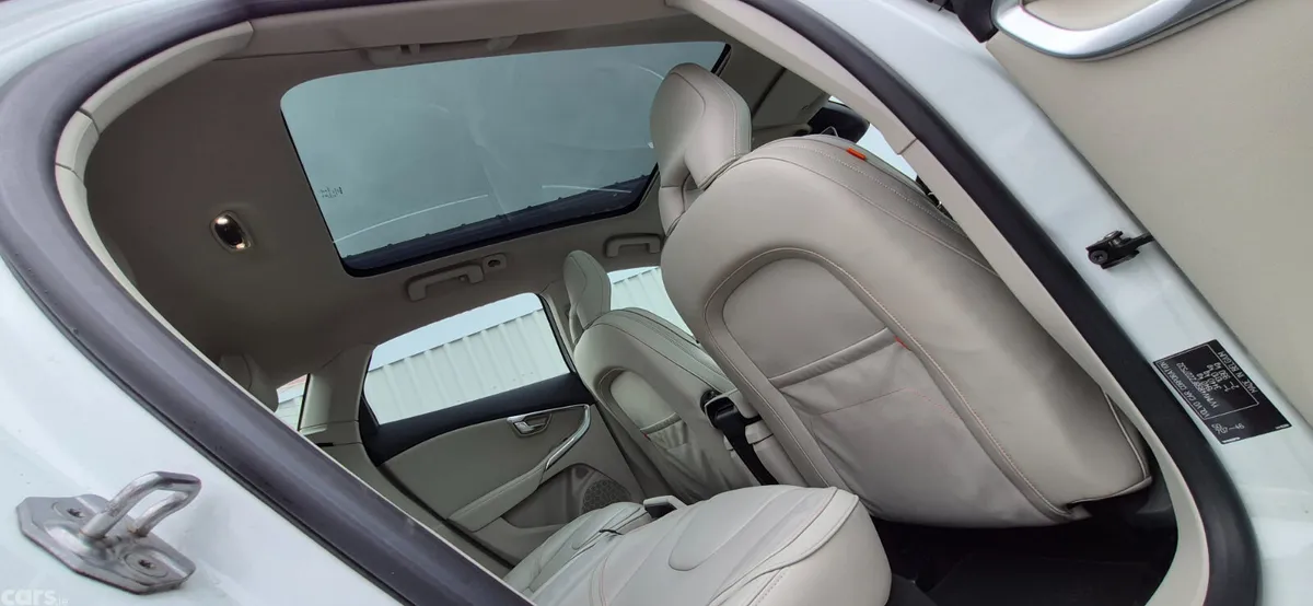 Volvo V40 Hatchback, Petrol, 2015, White