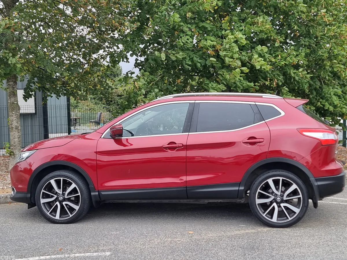 Nissan Qashqai Hatchback, Diesel, 2015, Red