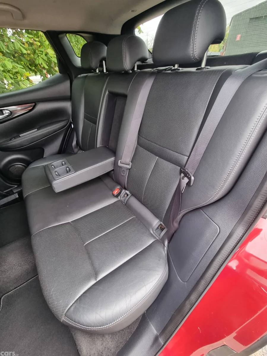 Nissan Qashqai Hatchback, Diesel, 2015, Red