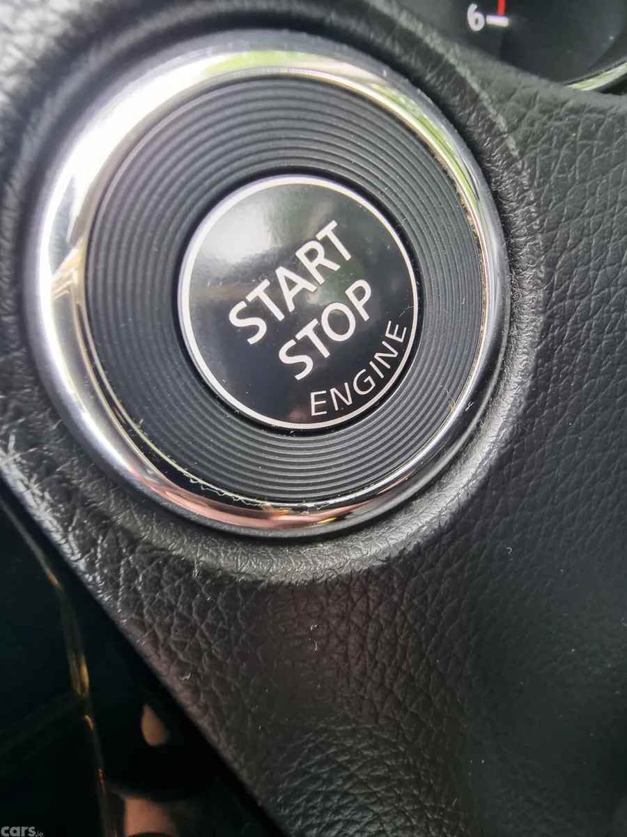 Nissan Qashqai Hatchback, Diesel, 2015, Red