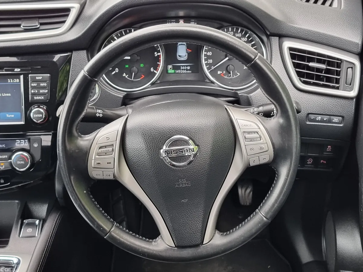 Nissan Qashqai Hatchback, Diesel, 2015, Red