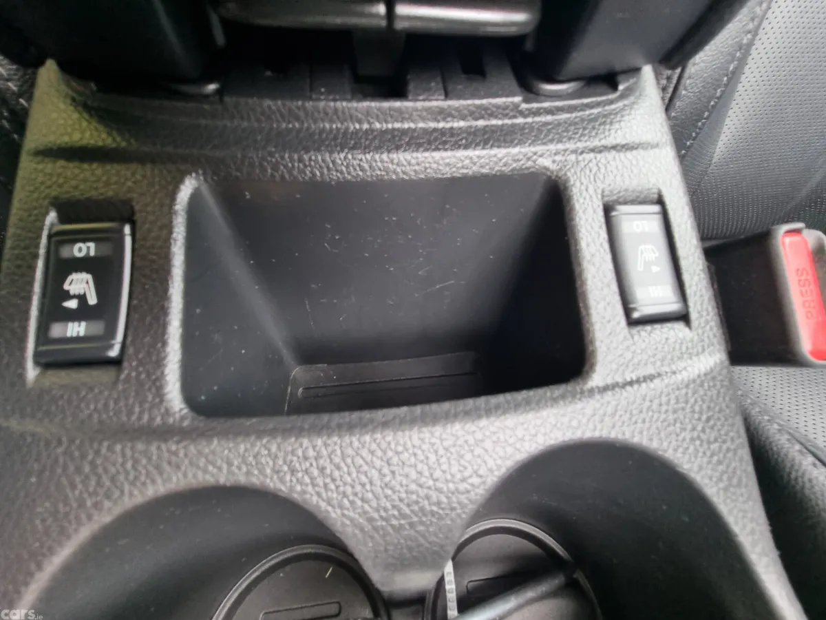 Nissan Qashqai Hatchback, Diesel, 2015, Red