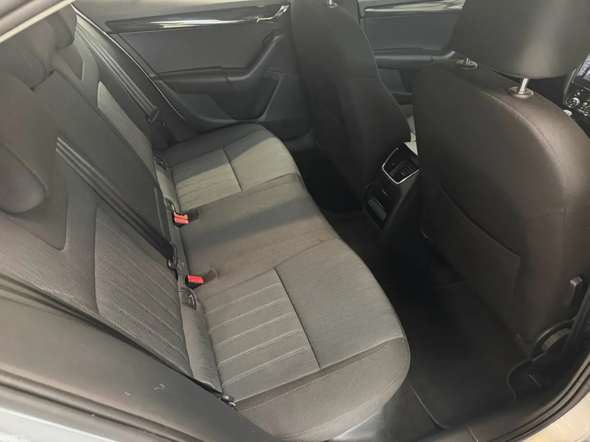 Skoda Octavia Saloon, Diesel, 2020, Grey