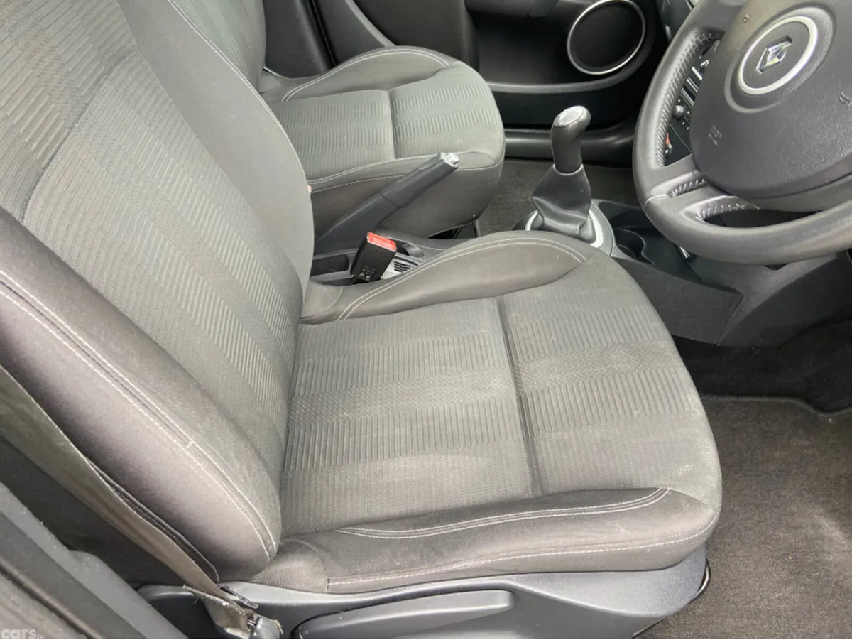 Renault Clio Hatchback, Unknown, 2010, Gold