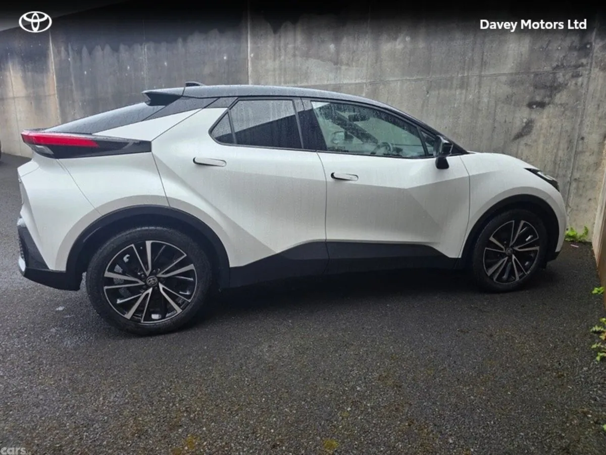 Toyota C-HR SUV, Petrol Hybrid, 2024, White
