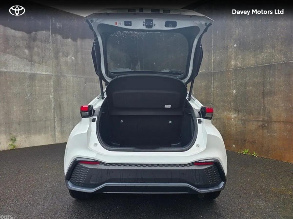 Toyota C-HR SUV, Petrol Hybrid, 2024, White