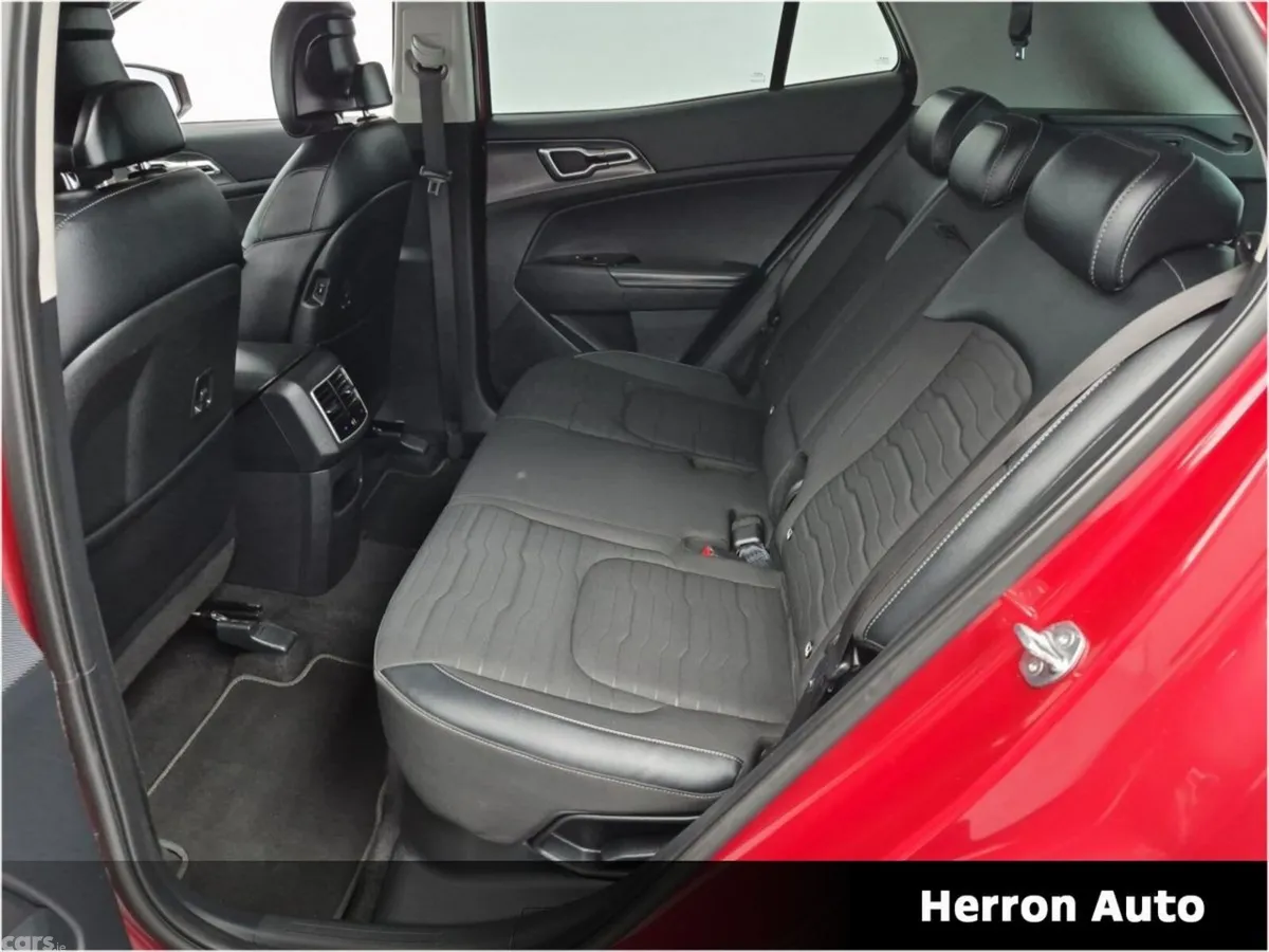 Kia Sportage SUV, Petrol Hybrid, 2023, Red
