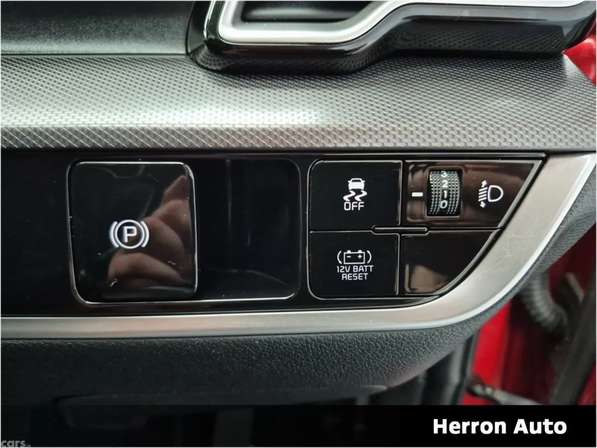 Kia Sportage SUV, Petrol Hybrid, 2023, Red